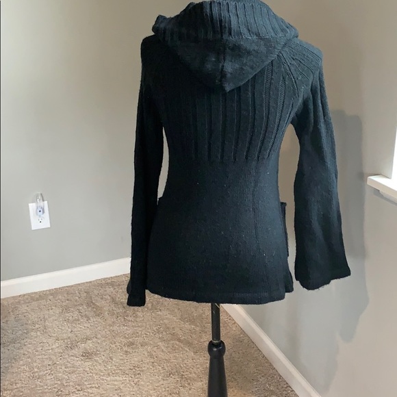 Back button sweater - Picture 3 of 3